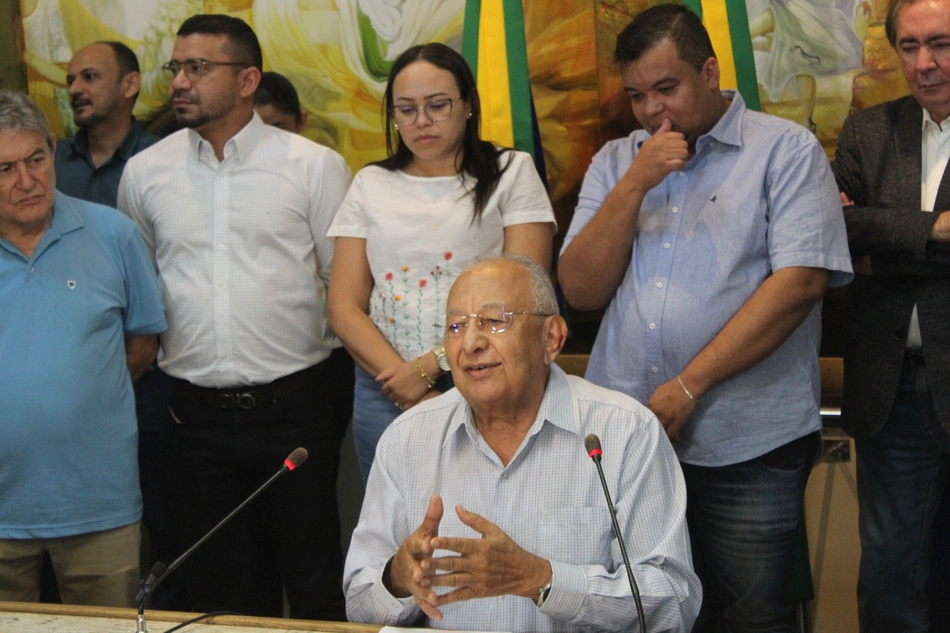 O prefeito realizou a coletiva na manhã desta segunda-feira (07)