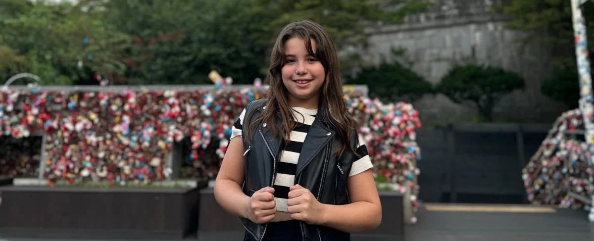 Sophia Eldo visitando a Namsan Tower, em Seul