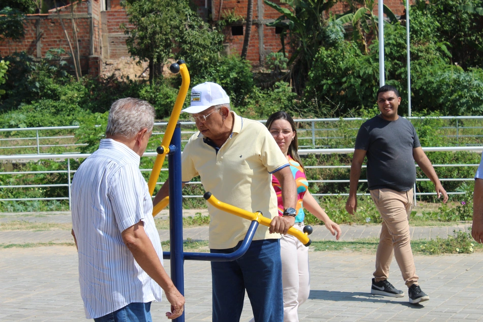 Dr. Pessoa visita obras na Vila da Paz