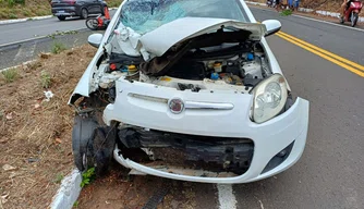 Carro destruído após colisão em Lagoinha do Piauí