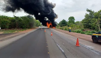 Ônibus de viagem pega fogo em Teresina