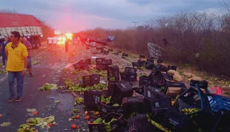 Três caminhões se envolvem em grave acidente na cidade de Jaicós