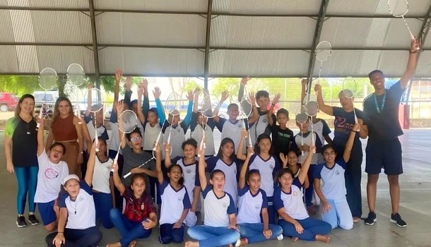 Aula de badminton na Escola Municipal Murilo Braga