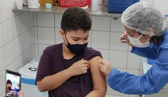 Criança recebendo a primeira dose de vacina contra a dengue