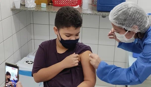 Criança recebendo a primeira dose de vacina contra a dengue