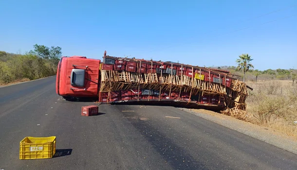 Colisão entre carretas deixa três pessoas feridas em Piripiri