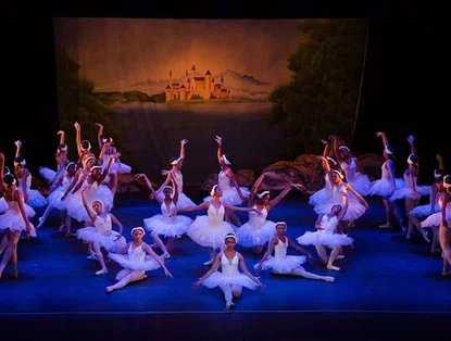 Bailarinas da Escola Estadual de Dança Lenir Argento