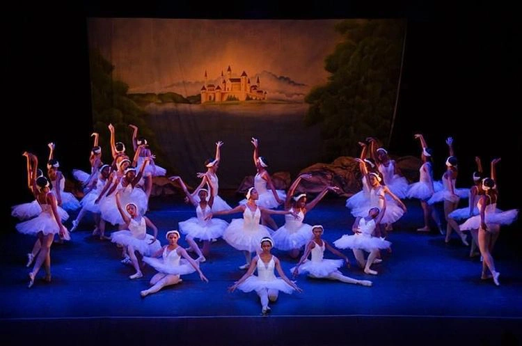 Bailarinas da Escola Estadual de Dança Lenir Argento