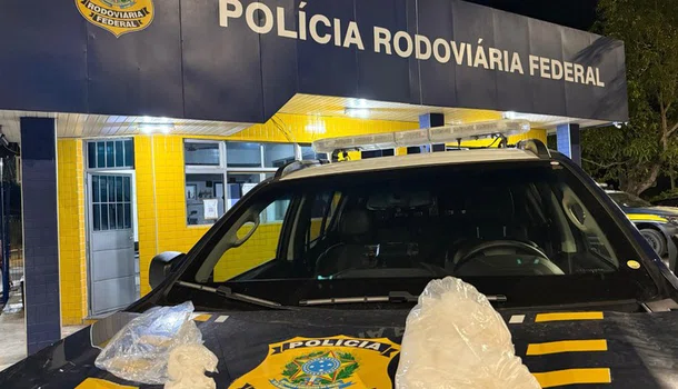 PRF realizando a apreensão de 1,026 kg de cloridrato de cocaína