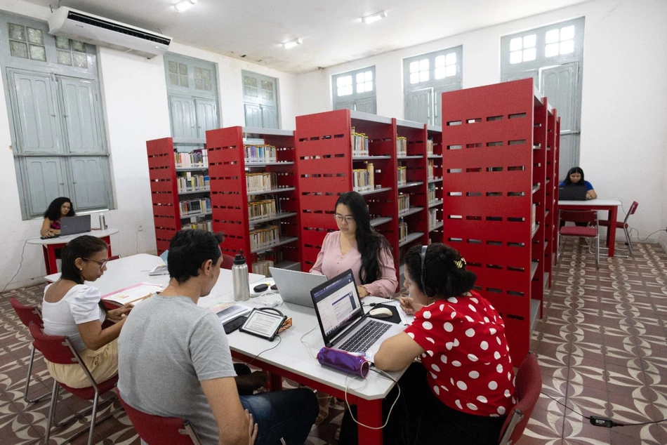 Alunos em sala de estudos da Biblioteca Estadual Desembargador Cromwell de Carvalho