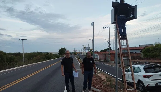 Equipe da Imepi verificando os radares na região Sul do Piauí