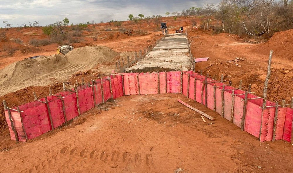 Início da construção de passagem molhada na localidade Alto Alegre, em Gilbués