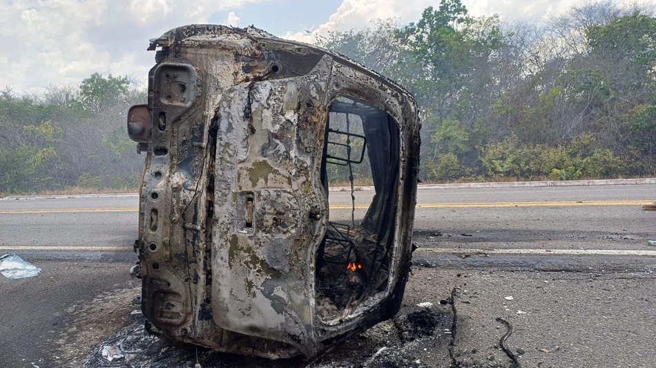 O veículo após capotamento e incêndio