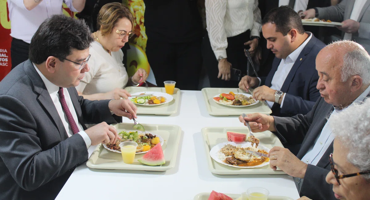 Rafael Fonteles durante solenidade de inauguração do Restaurante Popular do Dirceu