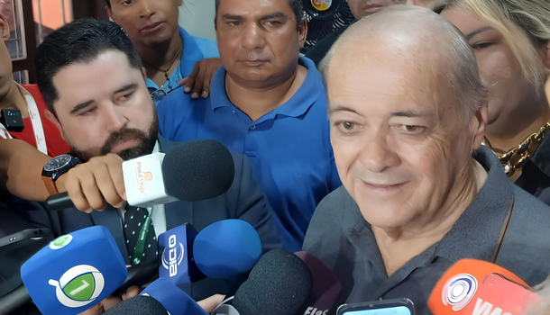 Sílvio Mendes durante coletiva de imprensa