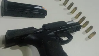 Pistola modelo P-40 e munições apreendidas