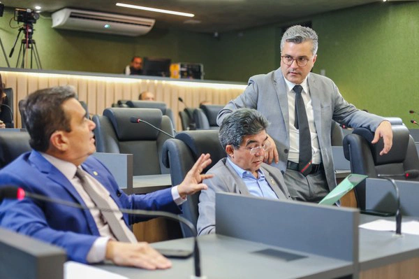 Deputados durante sessão conjunta na Alepi