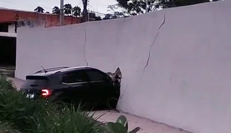 Carro colide contra muro