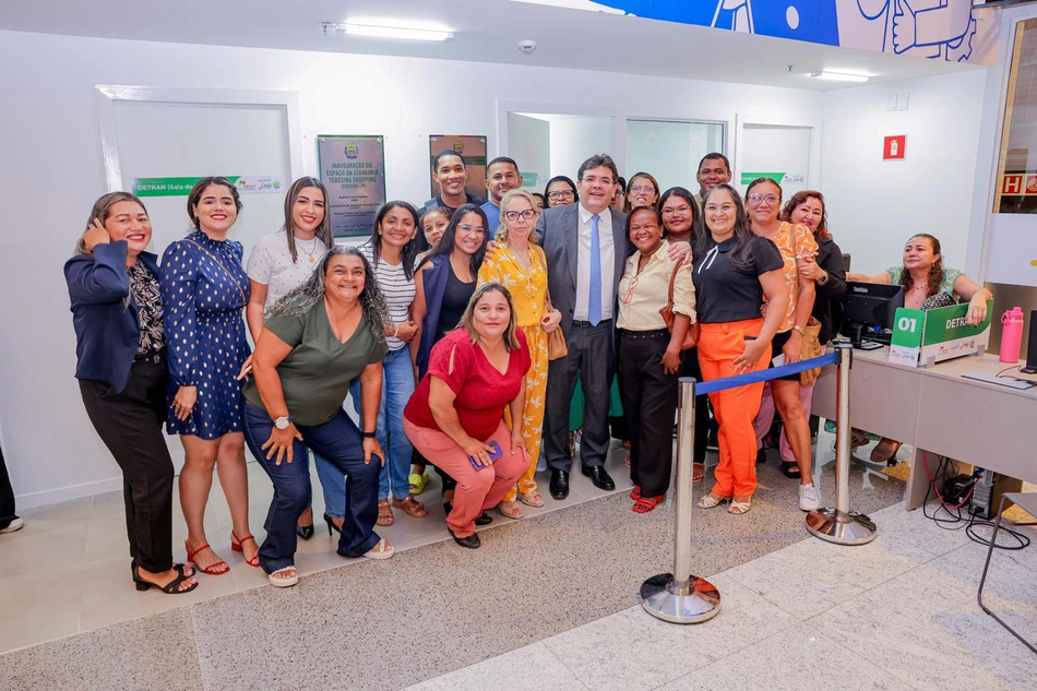 Governador Rafael Fonteles e servidores do Espaço da Cidadania, Teresina Shopping