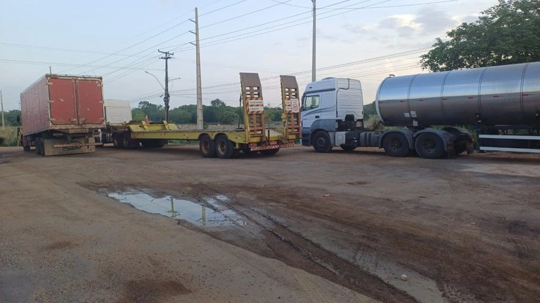 Caminhão abordado pela PRF durante operação Rodovida