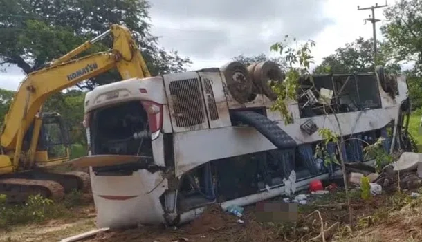 Ônibus tombado em Corrente