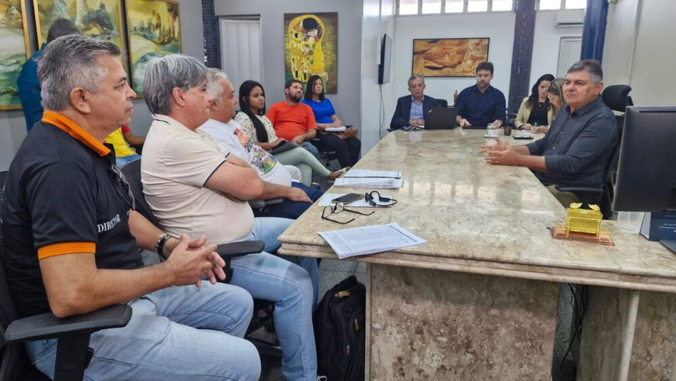 Reunião de servidores municipais no TCE-PI