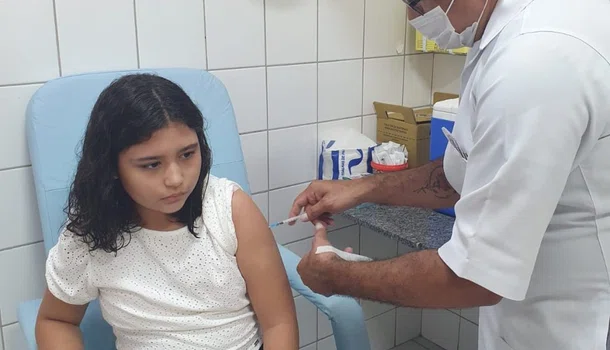 Criança recebendo a segunda dose da vacina contra a dengue