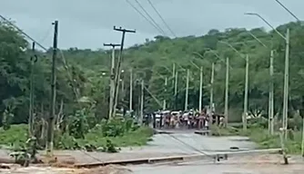 Poste de energia desaba após forte temporal em Picos