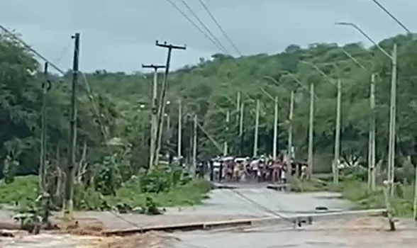 Poste de energia desaba após forte temporal em Picos