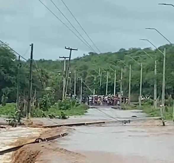 Poste de energia desaba após forte temporal em Picos