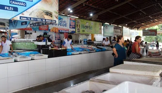 Clientes consultam preços no Mercado do Peixe