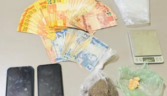 Foram apreendidos drogas, dinheiro e outros materiais ligados ao crime