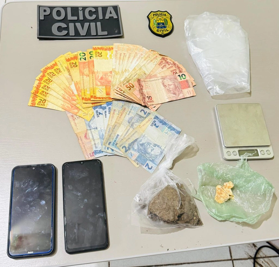 Foram apreendidos drogas, dinheiro e outros materiais ligados ao crime