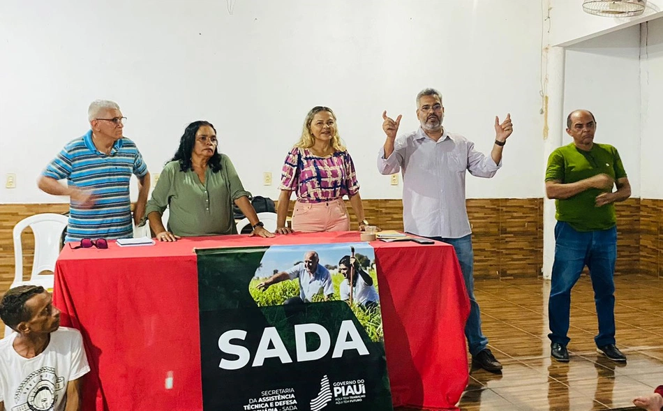 Vereadora Vitória se reúne com moradores de Novo Santo Antônio