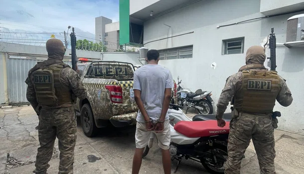 Menor apreendido com drogas e motocicletas roubadas