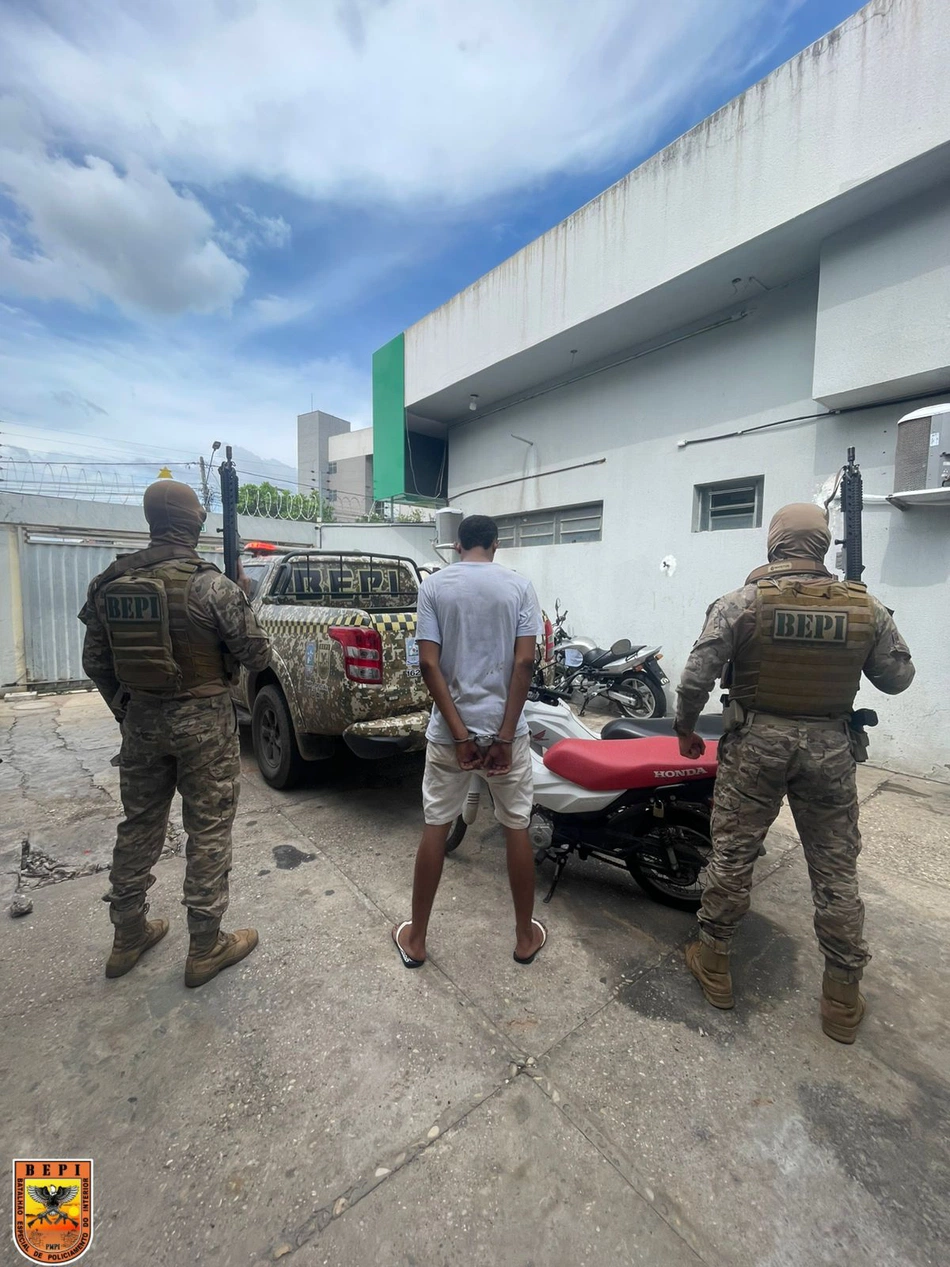 Menor apreendido com drogas e motocicletas roubadas