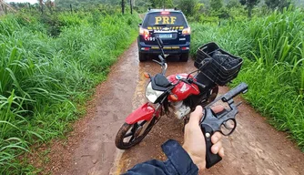 PRF prende homem por roubo e recupera motocicleta furtada