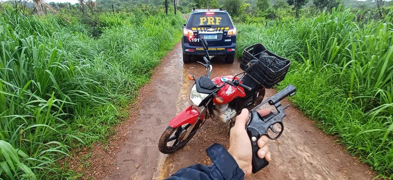 PRF prende homem por roubo e recupera motocicleta furtada