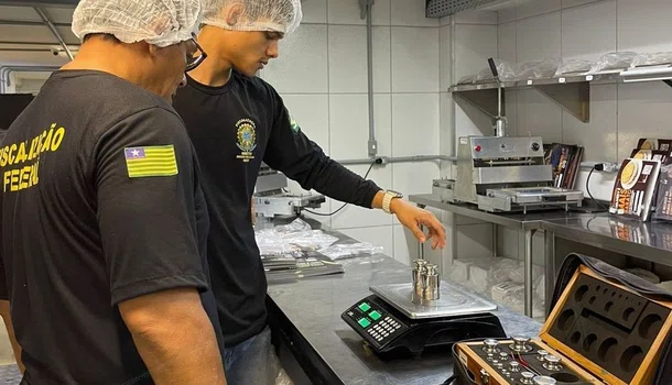 Equipes do Imepi e Procon durante fiscalização