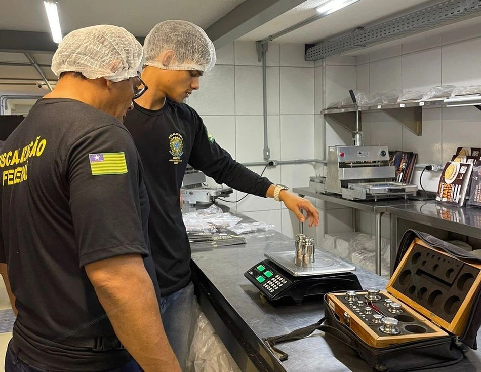 Equipes do Imepi e Procon durante fiscalização