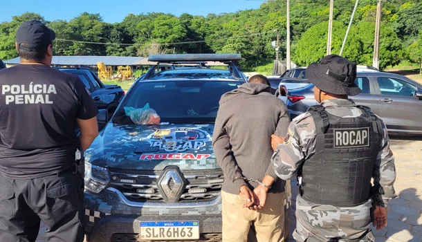 Motoqueiro preso tentando arremessar drogas na Major César