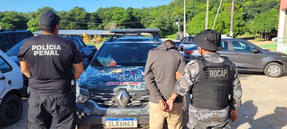 Motoqueiro preso tentando arremessar drogas na Major César