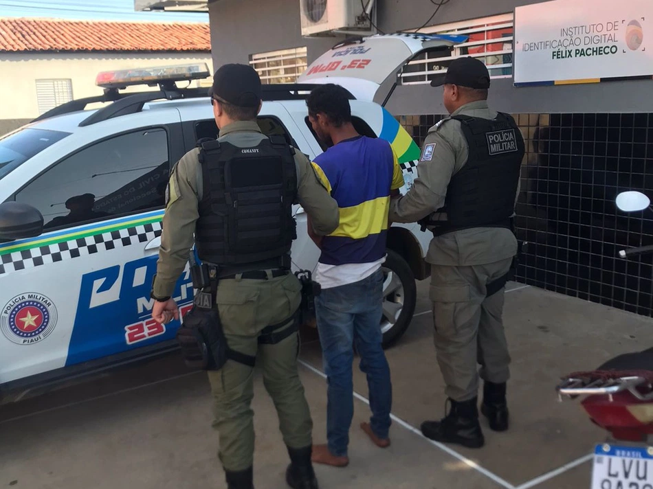 Homem preso realizando manobra do  grau  em Elesbão Veloso