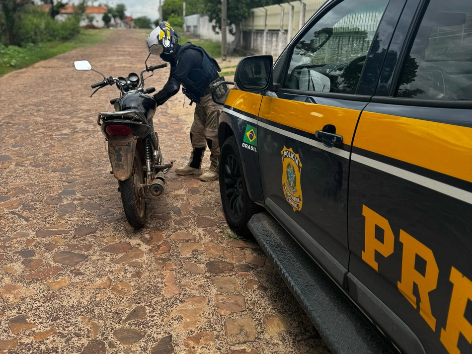 Motocicleta com restrição de roubo recuperada pela PRF