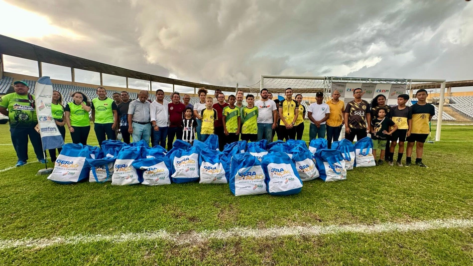 Secepi entrega kits esportivos do Projeto Geração para escolinhas de futebol