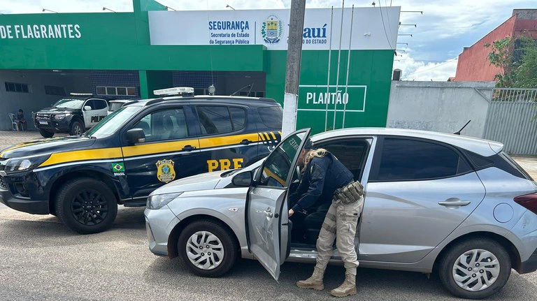 PRF recupera veículo roubado em Paranaíba e prende condutor