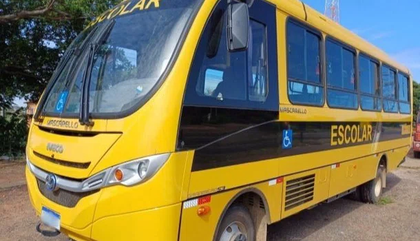 PRF flagra ônibus escolar transportando passageiros de forma irregular