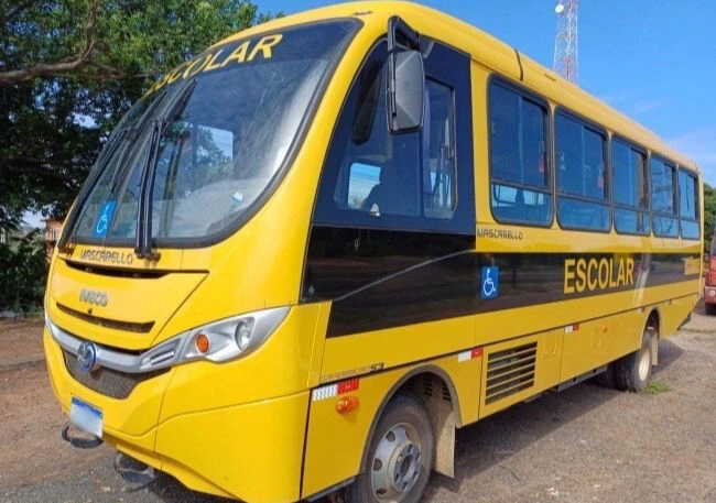 PRF flagra ônibus escolar transportando passageiros de forma irregular