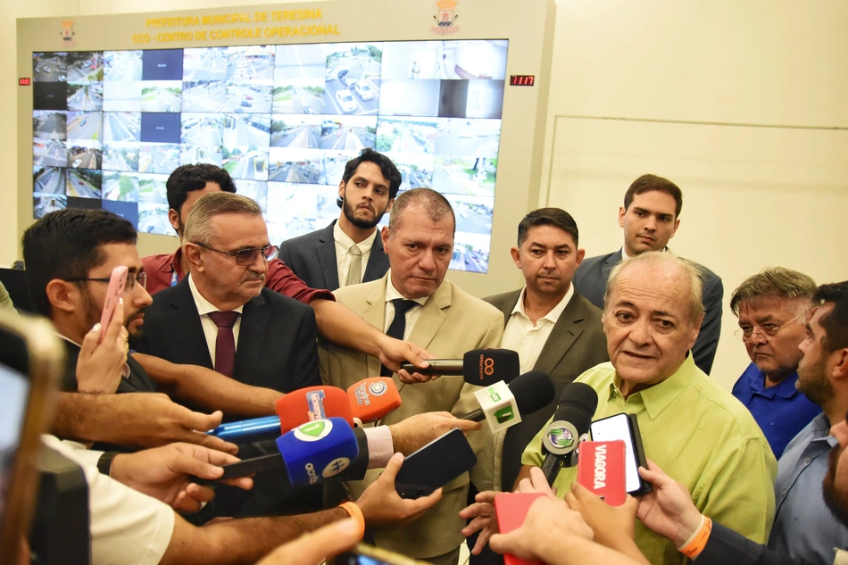 Prefeito de Teresina em visita a Central de Controle Operacional