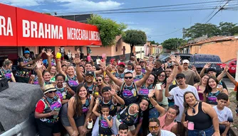 Bloco Curva de Rio anima foliões na Mercearia Limeira no Dirceu I